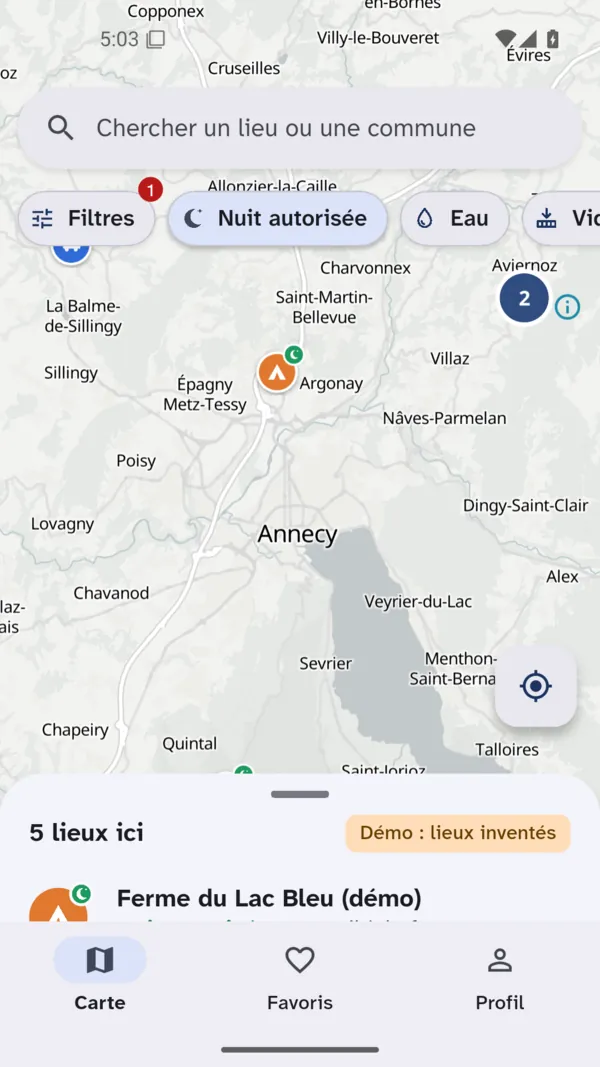 La carte de Lunaway autour d'Annecy, avec la recherche, les filtres Nuit autorisée et Eau, et la liste des lieux visibles.